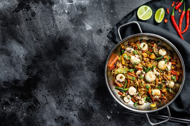 Wok con fideos udon salteados, sepia y verduras