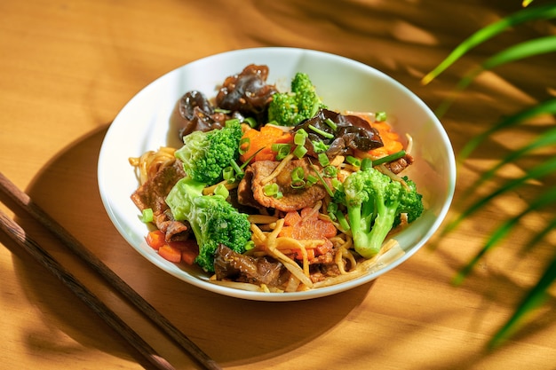 Wok de fideos con verduras y ternera en un bol. cocina china