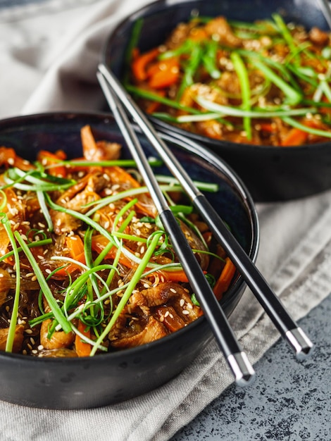 Wok-Hühnchen mit Funchoza und Gemüse Asiatische StirFry Delight Geschmackvolles und gesundes Gourmetgericht