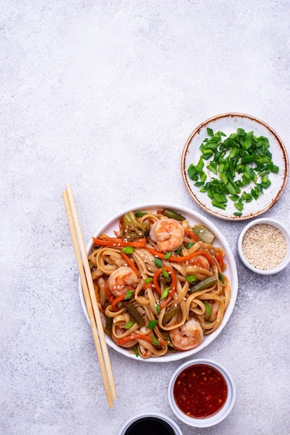 Wok mit Garnelen und Gemüse