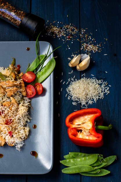 Wok tailandês com frango e arroz e legumes