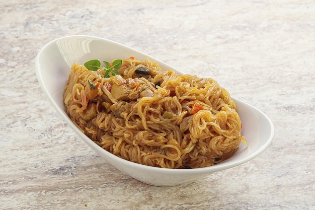 Wok Udon com caril de frango