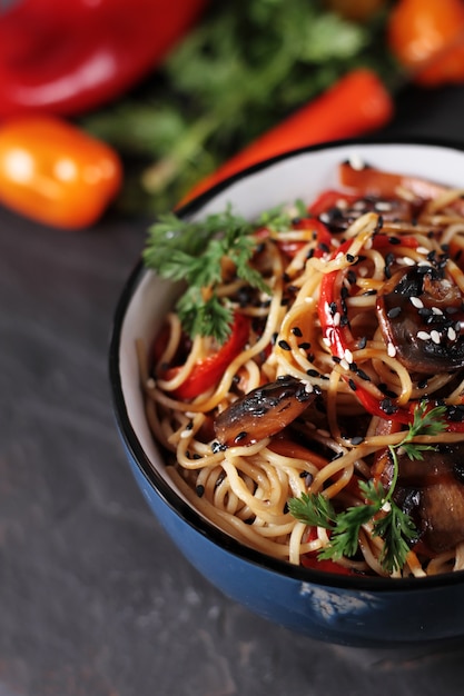 Wok Udon Nudeln mit Pilzen und Gemüse