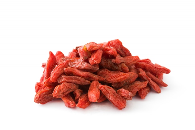 Wolfberries o bayas de Goji aisladas en la superficie blanca