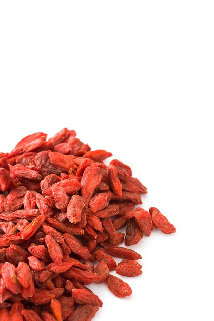 Wolfberries- oder Goji-Beeren lokalisiert auf weißer Oberfläche