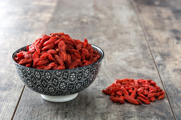 Wolfberries ou bagas de Goji em tigela na mesa de madeira