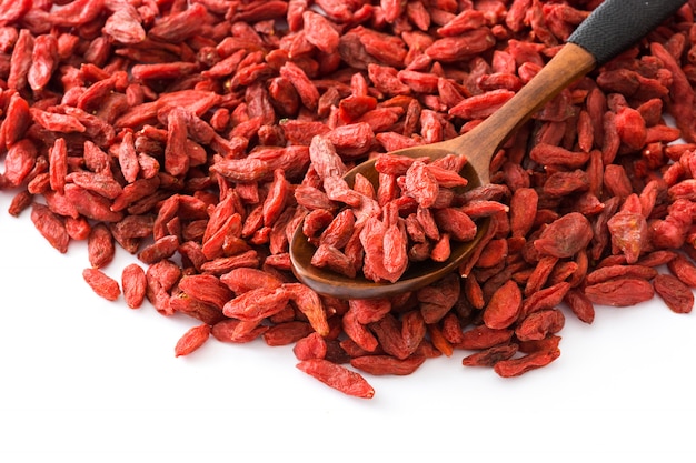 Wolfberries ou bagas de Goji em uma colher, isoladas na superfície branca