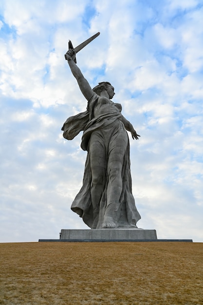 Wolgograd, Russland - 03. April 2021: Mutterland ruft Denkmal. Gedenkkomplex Mamajew Kurgan. Skulptur Mutterland fordert Mamayev Kurgan auf dem Hintergrund des Wolkenhimmels auf.