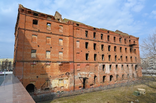 Wolgograd, Russland - 30. Mai 2021: Die Ruinen der Mühle. Gerhardt-Mühle oder Grudinin-Mühle - ein Dampfmühlengebäude, das während der Schlacht von Stalingrad zerstört und nicht restauriert wurde.