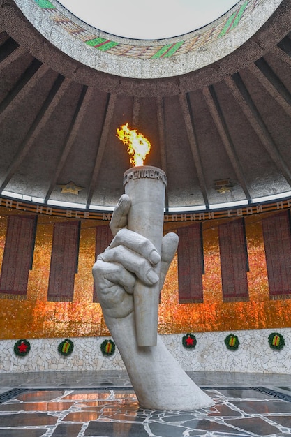 Foto wolgograd, russland - 30. mai 2021: ewige flamme. die ehrengarde in der halle des militärischen ruhms für die helden der schlacht von stalingrad am mamajew-kurgan in wolgograd.
