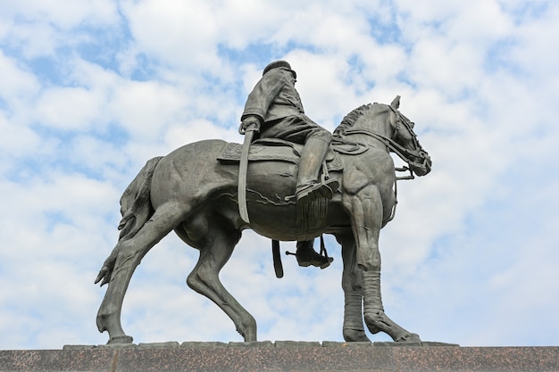 Wolgograd, Russland - 6. Juni 2021: Denkmal für KKRokossovsky. Konstantin Rokossovsky spielte eine bedeutende Rolle bei den Siegen in Stalingrad und Kursk während des Großen Vaterländischen Krieges.