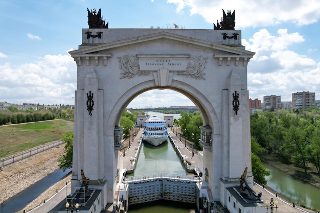 Wolgograd Russland20 am Mai 2022 Kreuzfahrtschiff Ivan Bunin mit Touristen an Bord verlässt das Tor des WolgaDon-Schifffahrtskanals, der nach Lenin benannt ist Ruhm für den großen Lenin