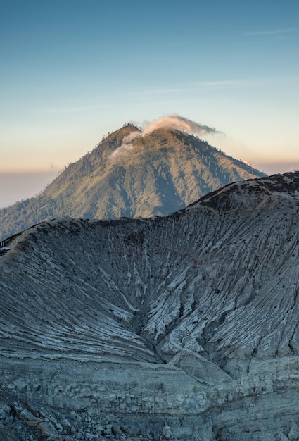 Wolke am Berg mit strukturiertem Krater auf Kawah Ijen