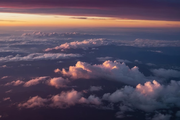 Wolke am lila Himmel bei Sonnenuntergang