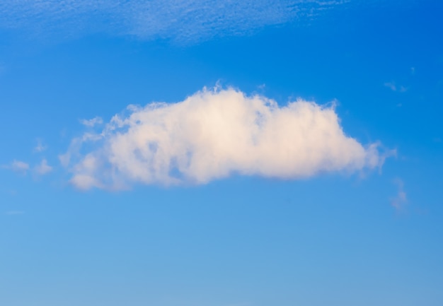 Wolke auf blauem Himmel