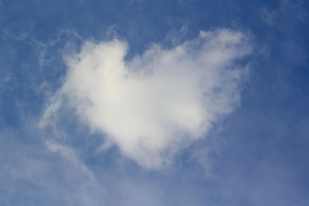 Wolke in Form eines Herzens gegen den blauen Himmel