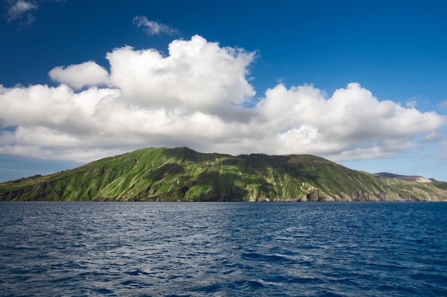 Wolke über Insel, Äolischen Inseln, Vulkan, Tyrrhenisches Meer, Sizilien, Italien