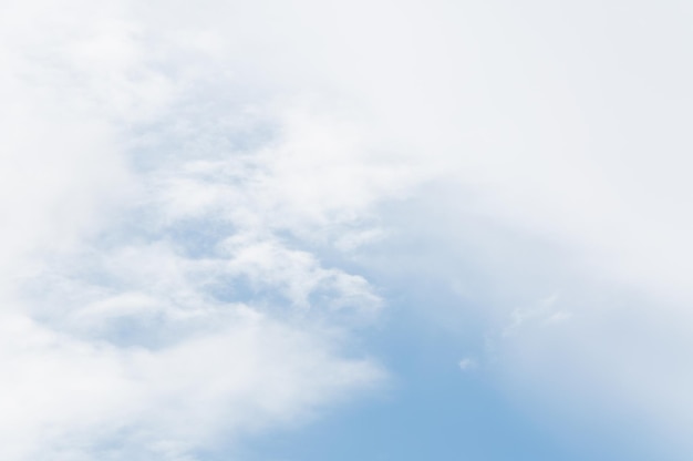 Wolke und blauer Himmel für den Hintergrund texturiertschöner blauer Himmel