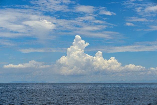 Wolke und blauer himmel