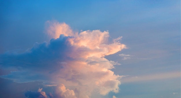 Wolke und fantastischer Moment am Vanillehimmel für die Natur