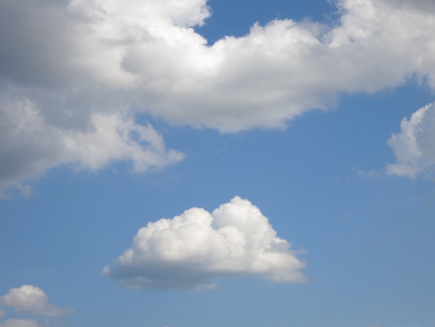 Wolke und Sommerhimmel