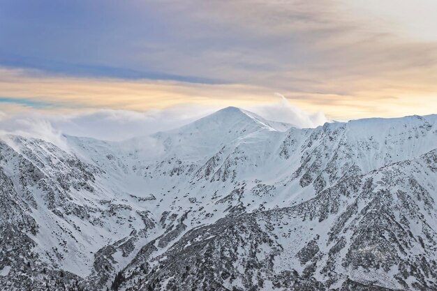 Wolke und Sonne in Kasprowy Wierch von Zakopane in der Tatra im Winter. Zakopane ist eine Stadt in Polen in der Hohen Tatra. Kasprowy Wierch ist ein Berg in Zakopane und ist das beliebteste Skigebiet in Polen