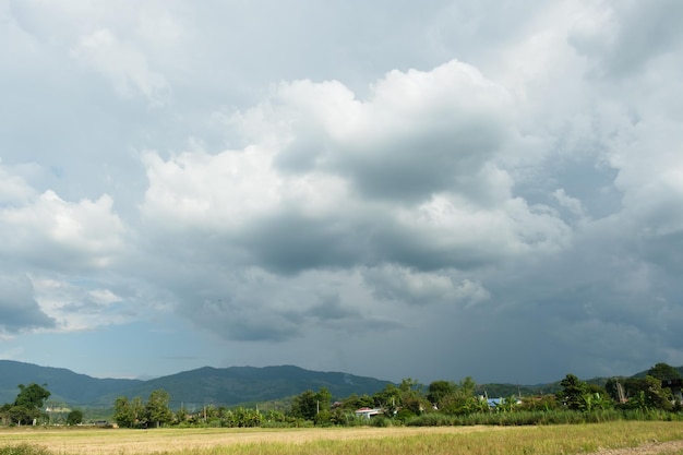 Foto wolke vor regnerischen sturmgrauen wolken