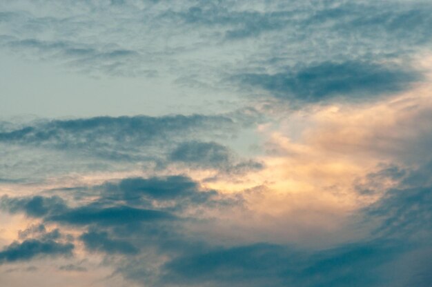 Wolken am Abendhimmel während der untergehenden Sonne Hintergrund für das Himmelsersetzungstool