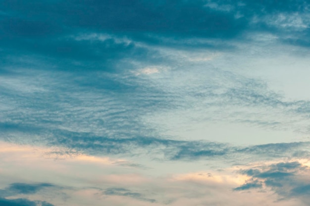 Wolken am Abendhimmel während der untergehenden Sonne Hintergrund für das Himmelsersetzungstool