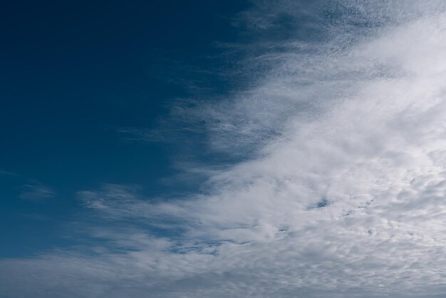 Wolken am blauen Himmel. Cloudscape-Hintergrund