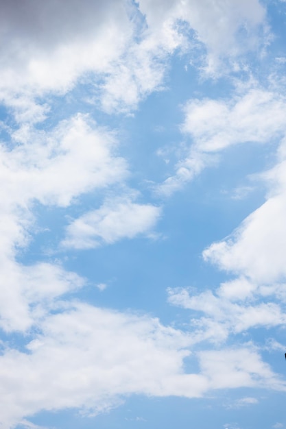 Wolken am blauen Himmel Sommer blauer Himmel Wolkengradient hellweißer Hintergrund Schönheit klar bewölkt im Sonnenlicht ruhig helle Winterluft Hintergrund Bild von schönem blauen Himmel