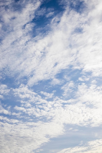 Wolken am blauen Himmel Sommer blauer Himmel Wolkengradient hellweißer Hintergrund Schönheit klar bewölkt im Sonnenschein ruhig helle Winterluft Hintergrund düster lebendige Cyan-Landschaft im Umwelttag