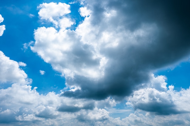 Foto wolken am blauen himmel