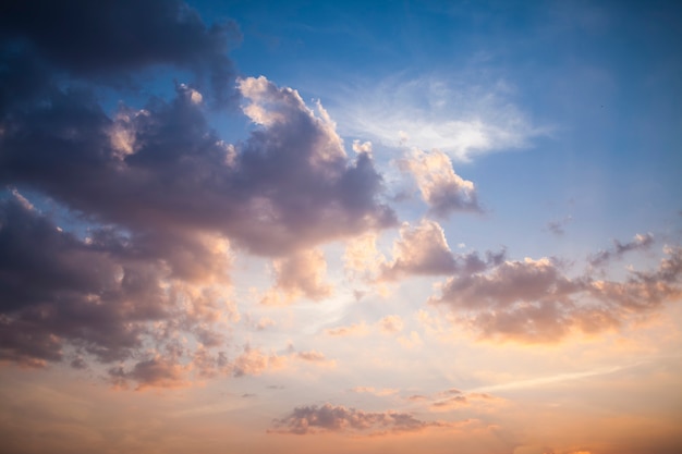 Wolken am blauen Himmel