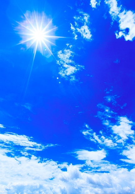 Foto wolken am blauen himmel