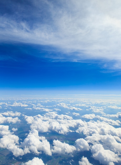 Wolken am blauen Himmel