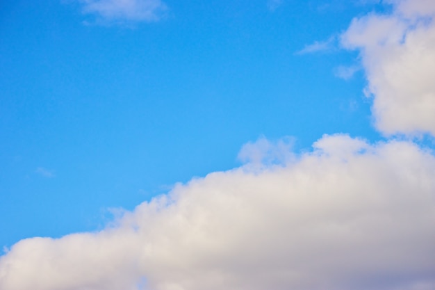 Wolken am blauen sonnigen Himmel