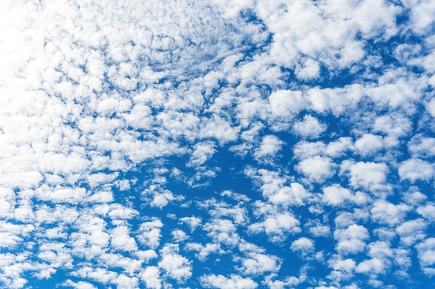 Wolken am hellen Himmel im Sommer.