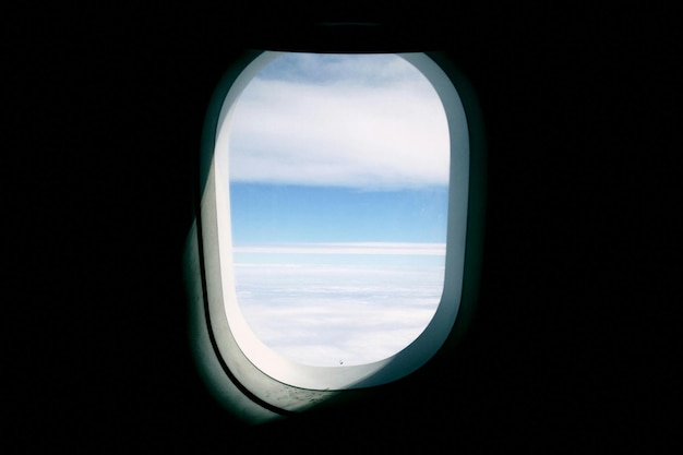 Wolken am Himmel aus dem Flugzeugfenster