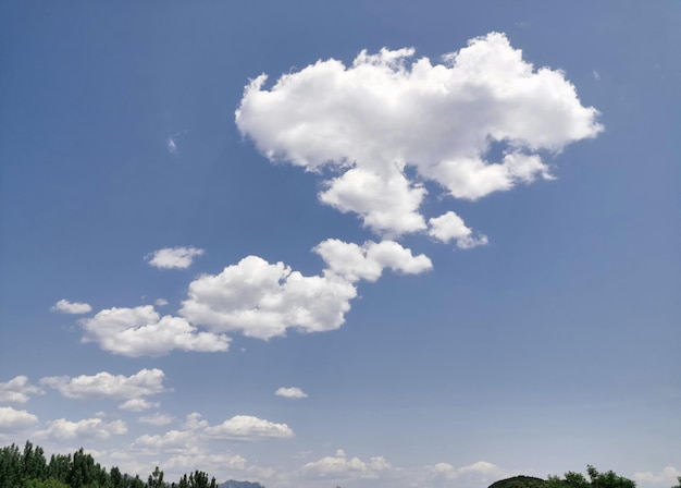 Wolken am Himmel über dem Fluss