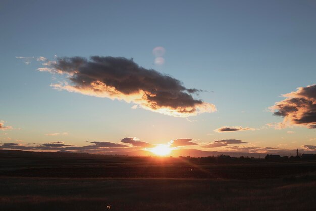 Wolken am Himmel während des Sonnenuntergangs