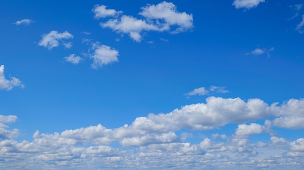 Wolken am Himmel Wolken, die in den blauen Himmel schweben