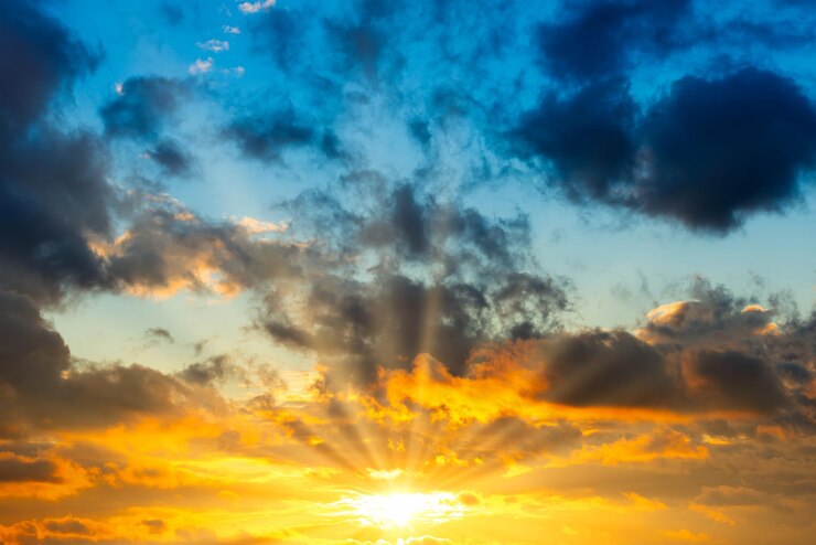 Wolken am Sonnenuntergang und dramatischer Himmel beim Sonnenuntergänge