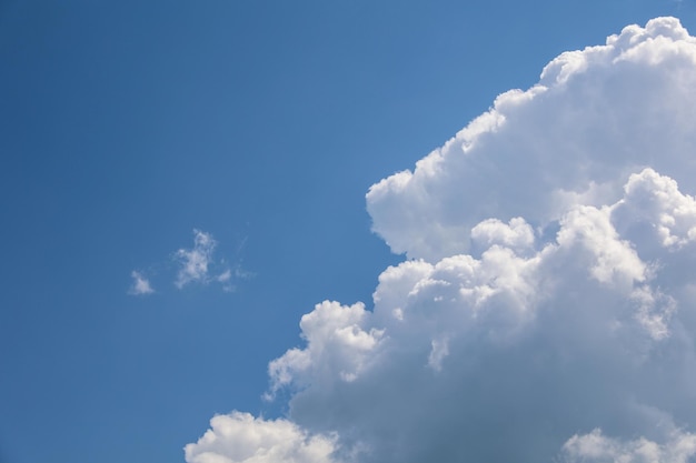 Wolken auf dem Hintergrund des blauen Himmels