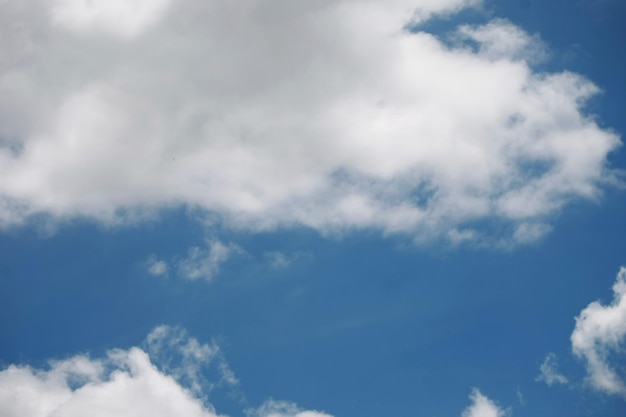 Wolken auf der Natur des blauen Himmels mit Raumhintergrundtapete