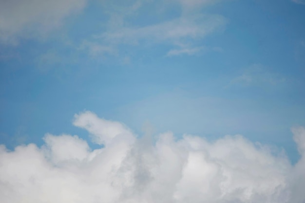 Wolken auf der Natur des blauen Himmels mit Raumhintergrundtapete