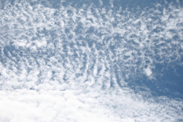 Wolken auf der Natur des blauen Himmels mit Raumhintergrundtapete