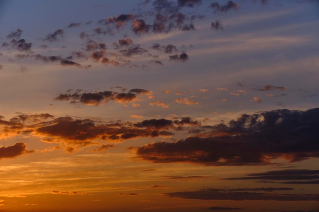 Wolken auf einem blauen Himmelshintergrund während des Sonnenuntergangs