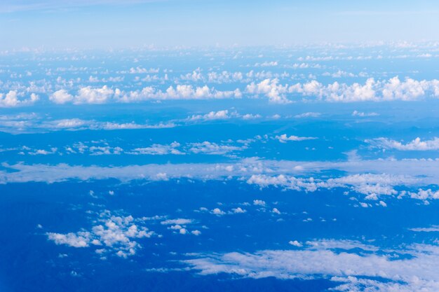 Foto wolken bedecken gebirgsansicht vom flugzeug.