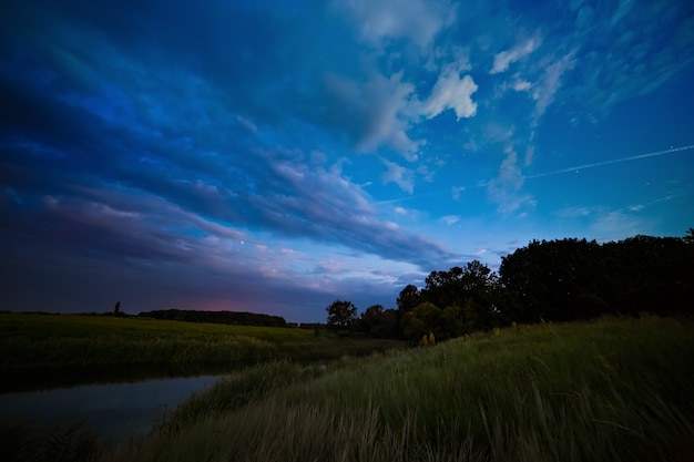 Wolken bei Sonnenuntergang am Himmel